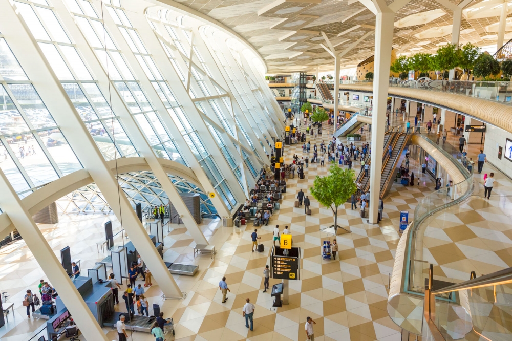 azerbaycan-aeroportlarinin-sernisin-dovriyyesi-5-ayda-1-85-milyon-nefer-teskil-edib